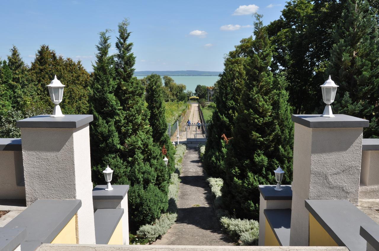 Sir David Balaton Castle Apartmanok บาลาตอนส์เซแปซด์ ภายนอก รูปภาพ